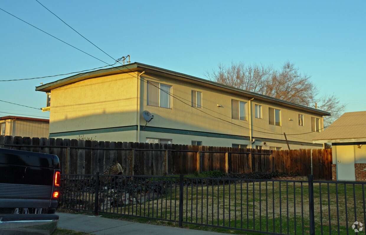 No acess to the back - 2324 Franklin Ave
