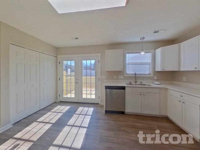 Building Photo - 1550 Oakdale Green Dr