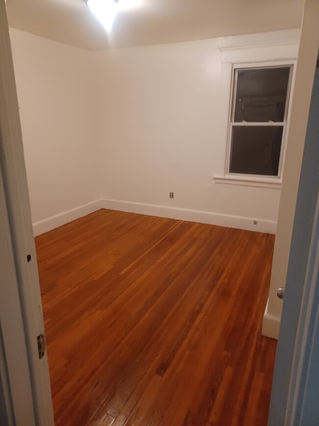 Right Bedroom - 65 Parmelee Ave