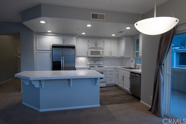 Building Photo - 15885 Fountain Ln