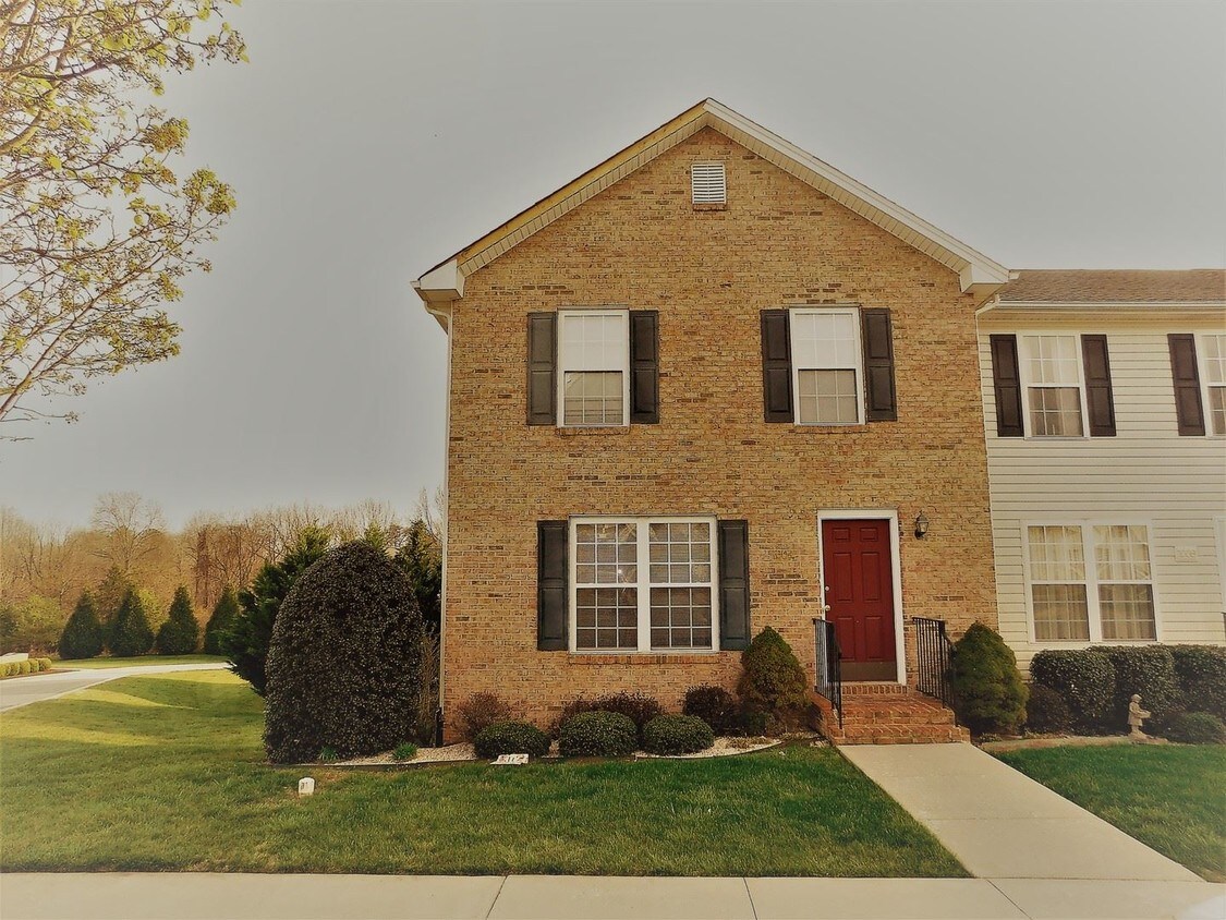 Primary Photo - 1004 Middleview Dr