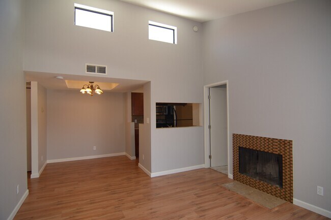 Foto del edificio - Recently Remodeled 2 Bedroom 2 Bath Condo! Close to the U of A!