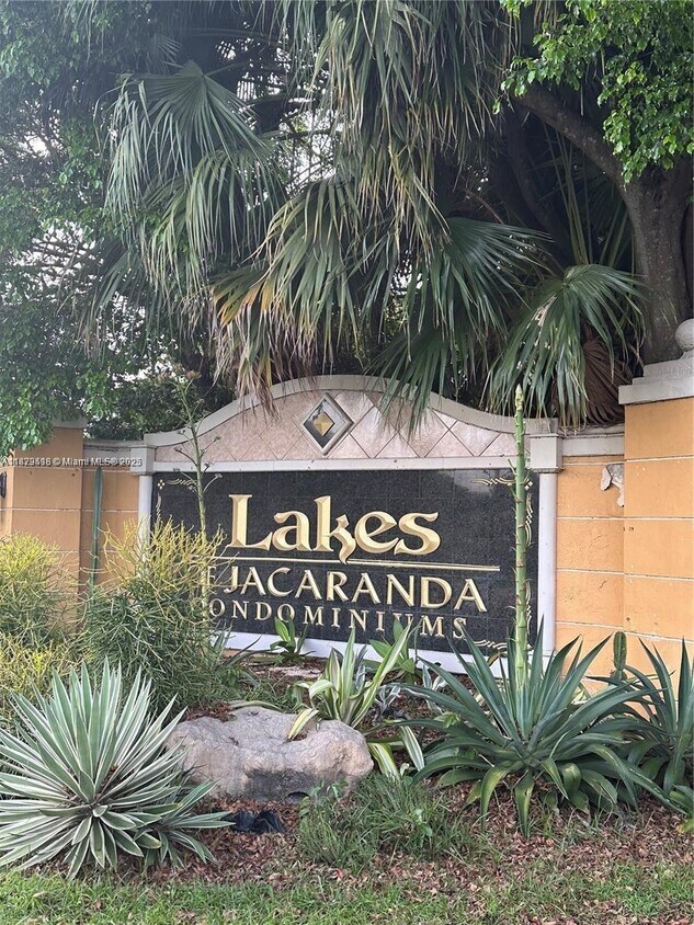 Foto principal - 10725 Cleary Blvd