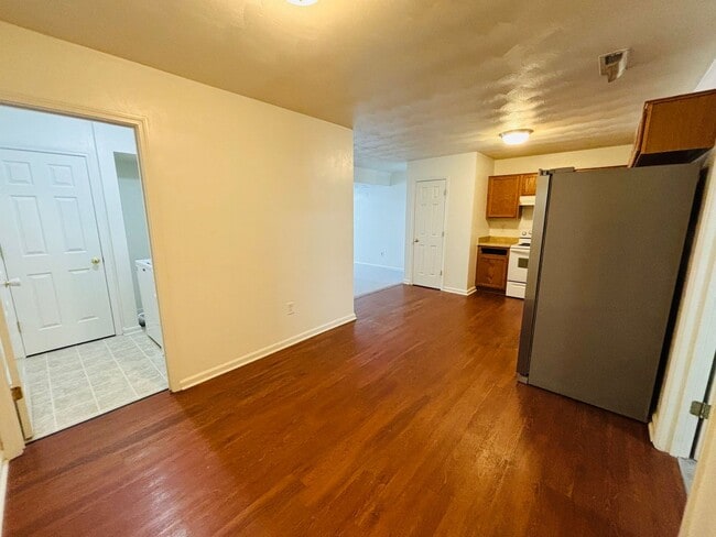 Building Photo - 4 Bedroom, 3.5 Bath Townhouse