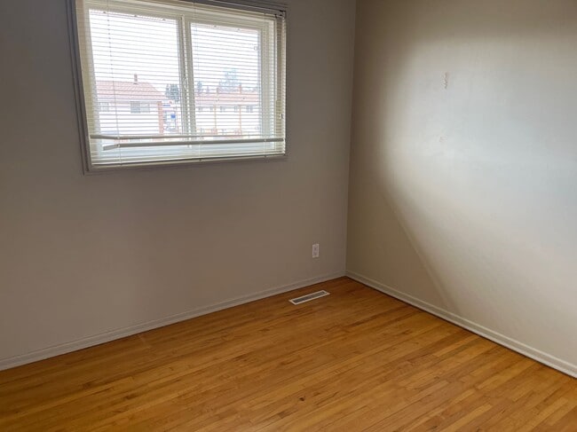 Building Photo - 0 Bed 0 Bath Unit in Red Deer, AB