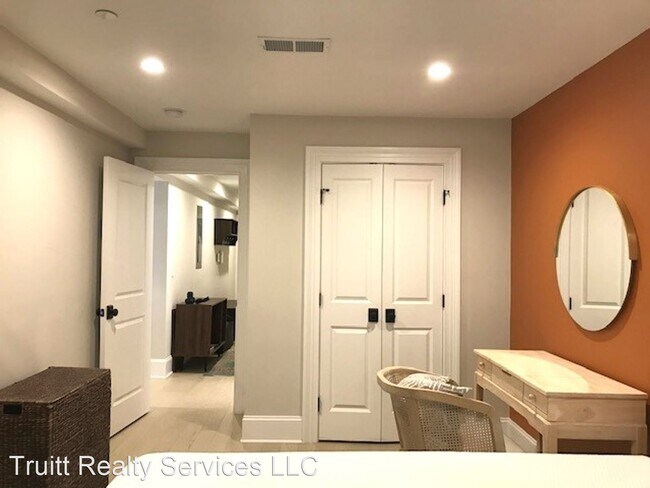 Building Photo - 1 br, 1 bath House - 1310 Vermont Ave NW #3