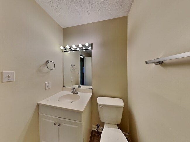 Foto del edificio - 4 bed 1 bath with a fenced in backyard!