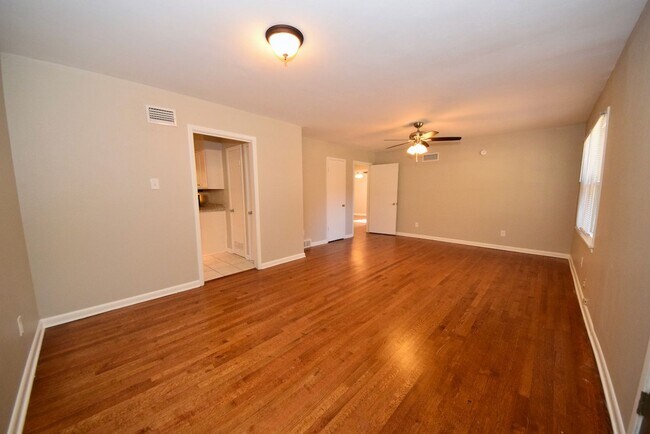 Building Photo - BEAUTIFULLY UPDATED 4 bed, 2 bath home in ...
