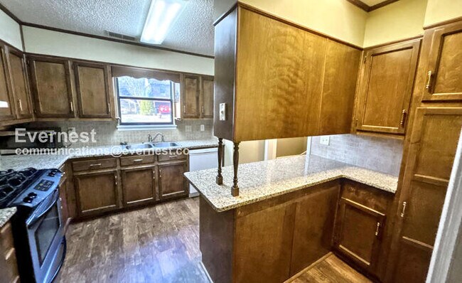 Foto del edificio - 2 Bed/2 Bath Townhome with Fenced Yard / Pet-Friendly / Available Now!