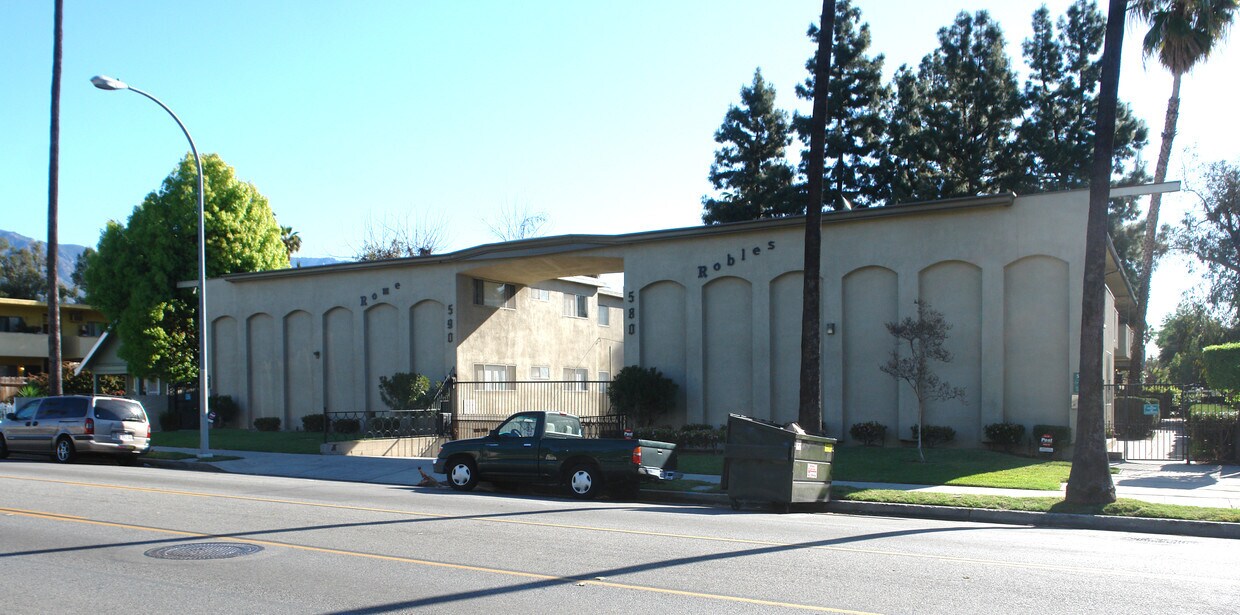 Building Photo - Robles & Rome Apartments