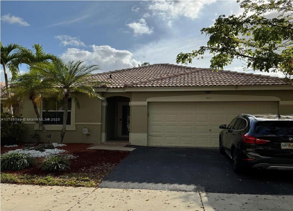 Foto principal - 4101 Pine Tree Dr
