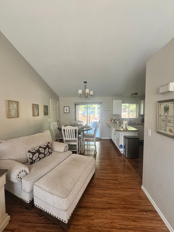 Foto del edificio - 4884 Thrush Ln