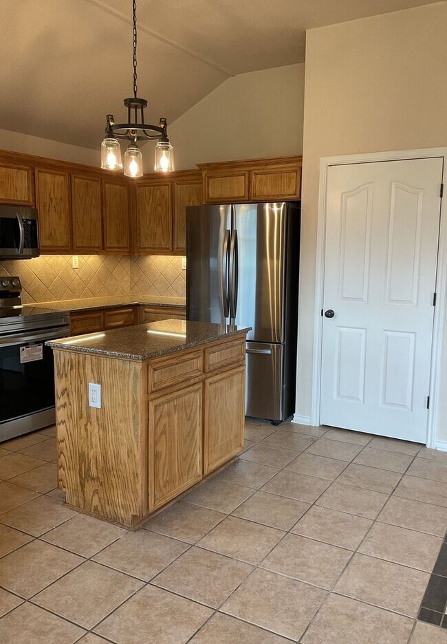 Foto del edificio - NEW IN MANAGEMENT - AVAILABLE NOW!