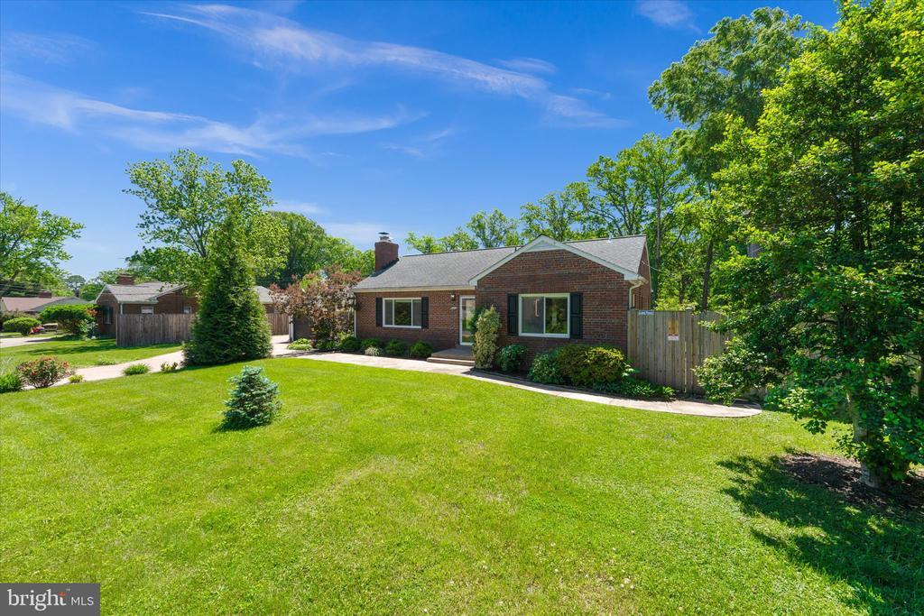Primary Photo - 5611 Dawes Ave