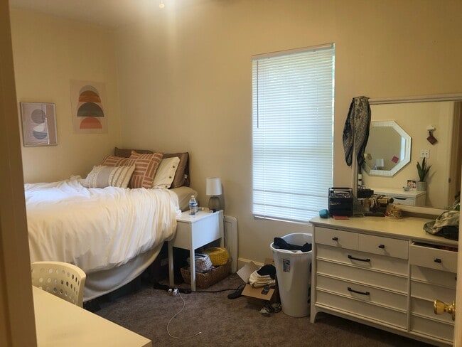 Building Photo - 425 Oldham Ave