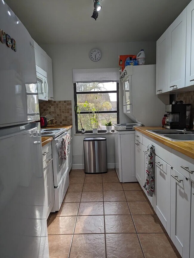 Kitchen includes range, oven, refrigerator/freezer, washer/dryer - 13928 SW 52nd Ln