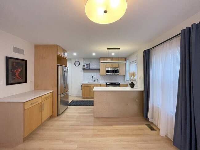 Building Photo - 2937 Lincoln Ave