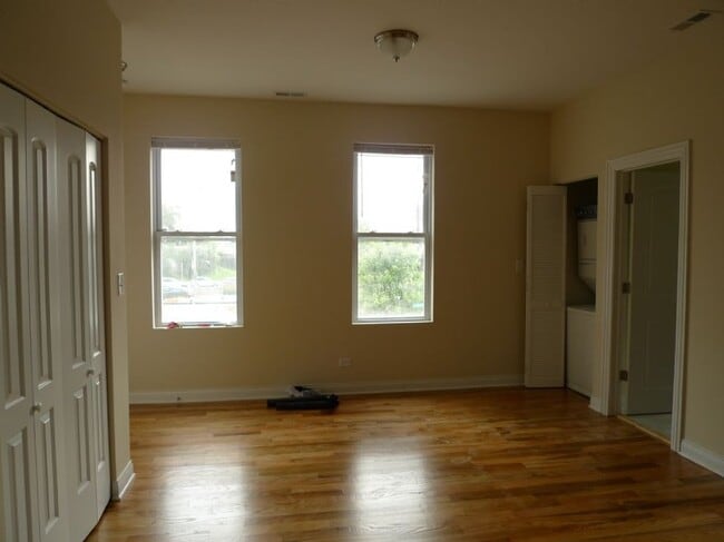 Building Photo - 1538 W North Ave