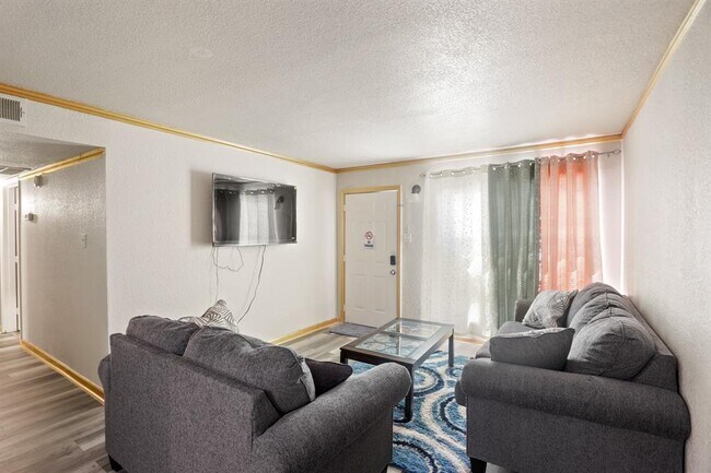 Foto del edificio - 8100 Creekbend Dr