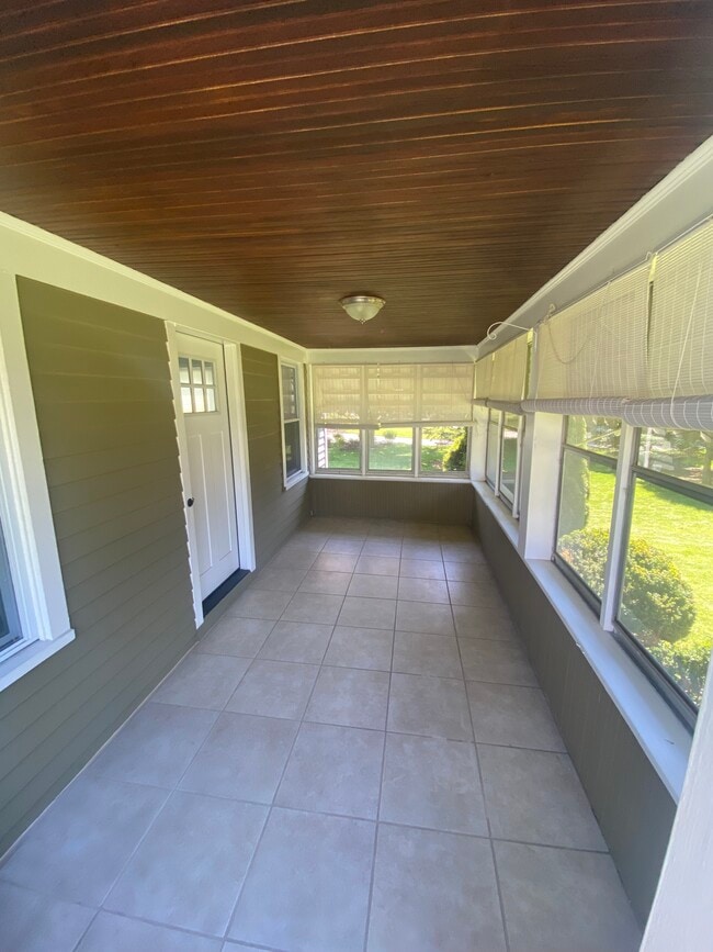 Screened in porch - 344 Fairport Rd