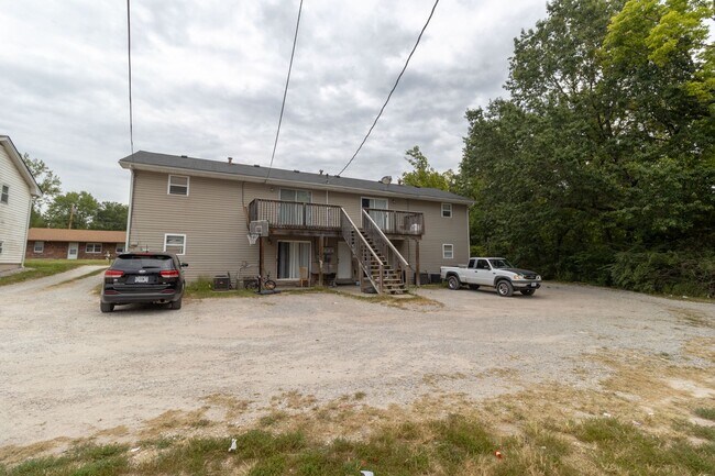 Building Photo - Fully Updated 2 BDR Apartment