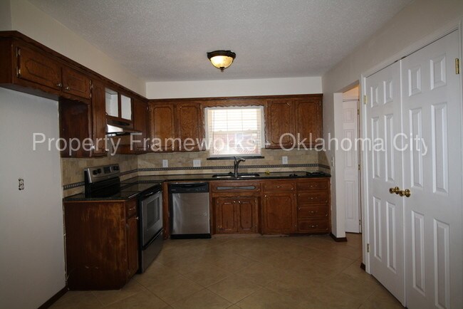 Building Photo - 6817 N Comanche Ave