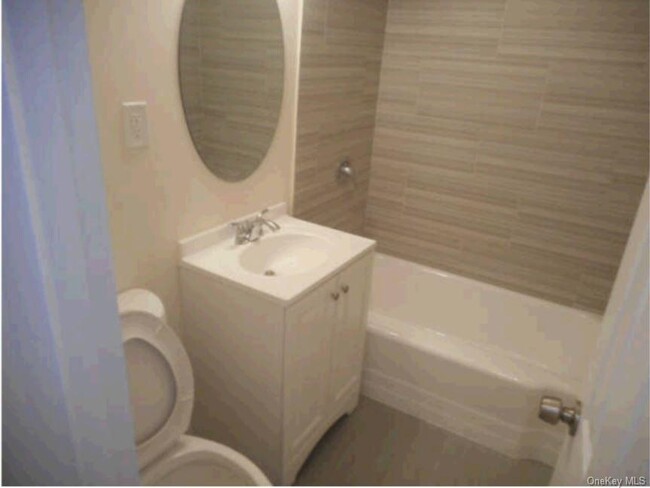 Building Photo - 5 Sadore Ln