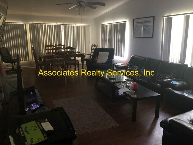 Foto del edificio - Four Bedroom, 2 bath 2,241 SF