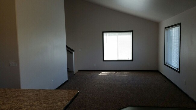 Building Photo - 3 Bed 3 Bath Single Family Home