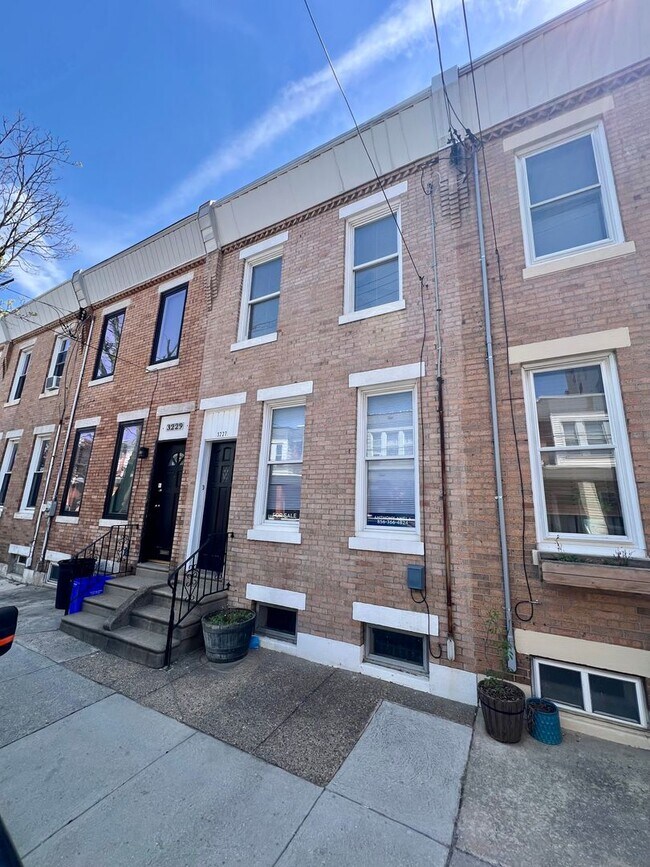 Building Photo - Stunning 3-Bedroom Townhome in the Heart o...