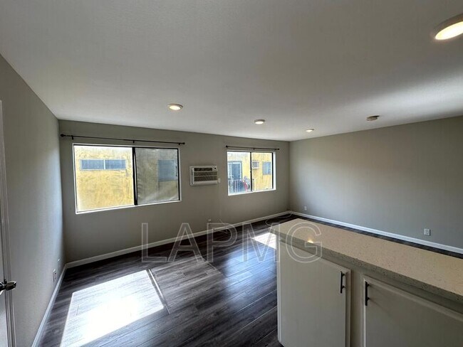 Foto del edificio - 829 N Bunker Hill