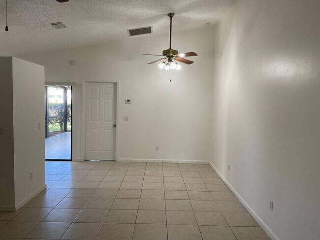 Building Photo - 6065 Loree St