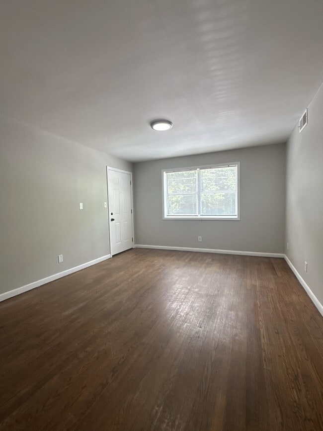 Building Photo - 1607 Line Cir