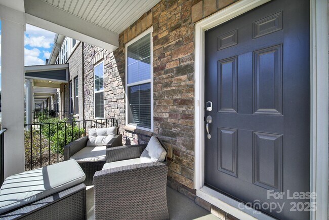 Foto del edificio - 8004 Whitegrove Rd