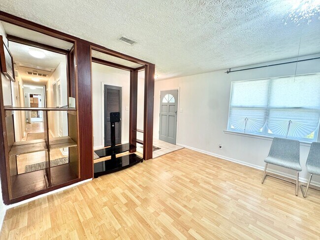 Building Photo - Home located on cul de sac