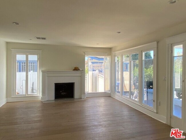 Foto del edificio - 1010 S Bronson Ave