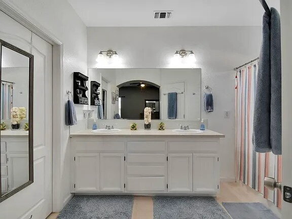 Foto del edificio - Home is situated in a desirable neighborhood