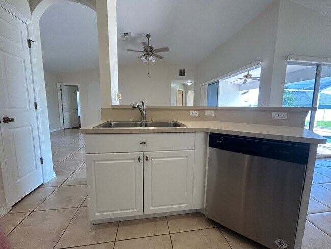Foto del edificio - Cape Coral Pool Home w/ Large Yard