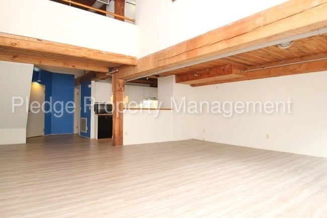 Building Photo - 68 Thermos Ave