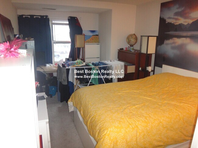 Building Photo - 175 Beacon St