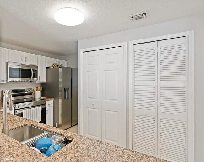 Building Photo - 3 br, 2 bath House - 5271 SW 8th St Apt 301