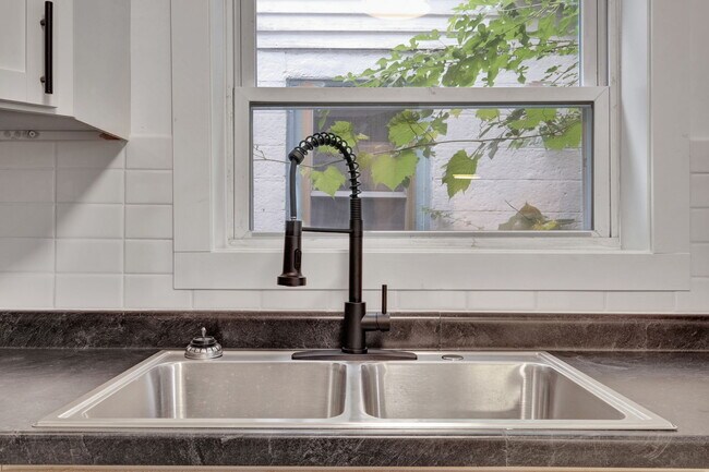 Foto del edificio - 1225 Regent St