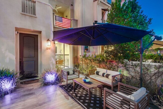 Foto del edificio - Stunning 3-bed, 3-bath townhome with bonus...