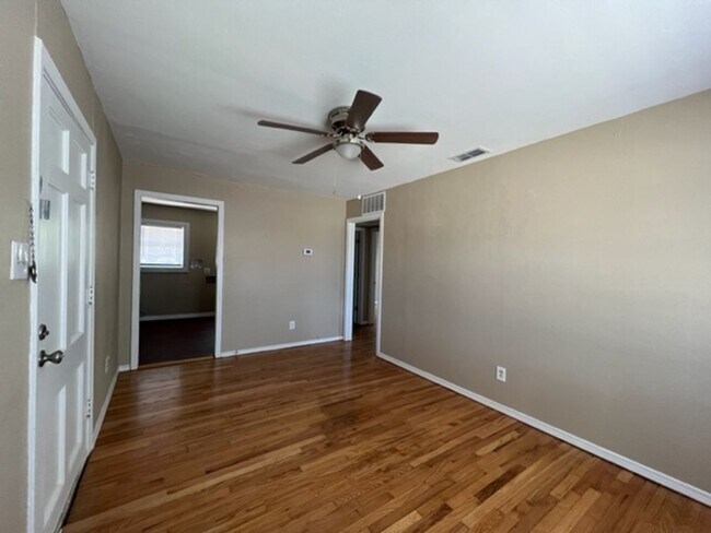 Foto del edificio - 1349 Graham St