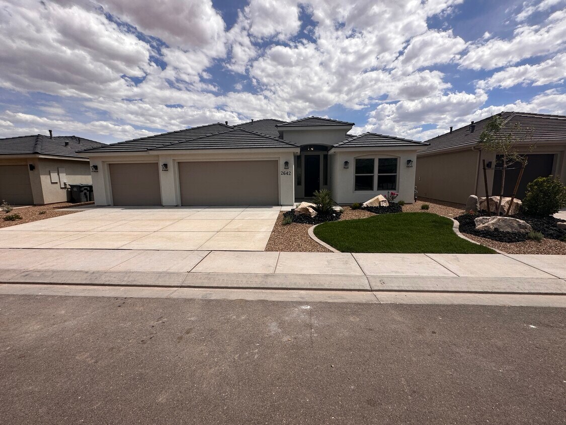Foto principal - 2677 E Palm Cove Ave