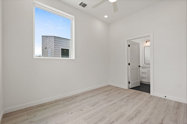 Building Photo - 401 N Bluff Dr