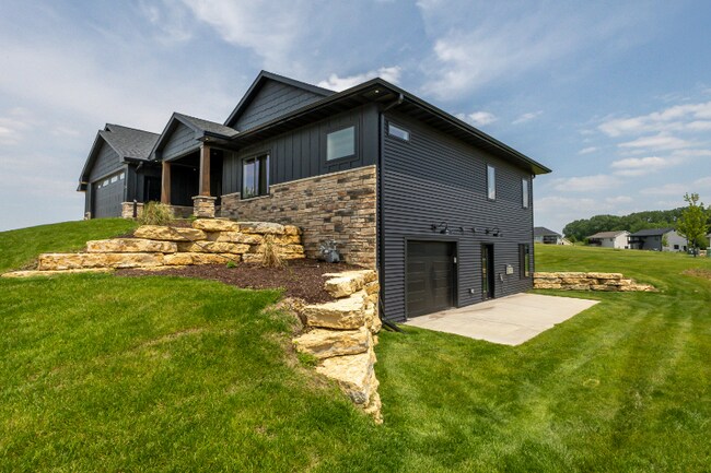 Foto del edificio - 2461 Whisper Woods Ln