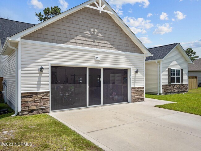 Foto del edificio - 251 Breakwater Dr