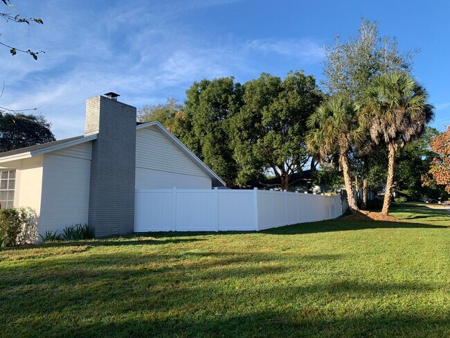 Building Photo - Beautiful 3 bedroom 2 bath Longwood Home