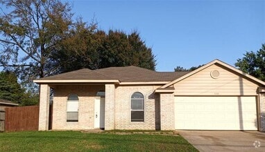 Building Photo - 2228 Vine Ln